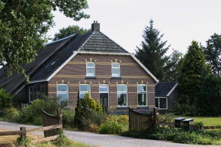 Elsenhoeve voorzijde boerderij vakantiewoning in Wapserveen